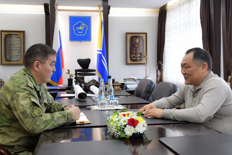 Глава Республики Тыва провел рабочую встречу с начальником регионального управления Росгвардии