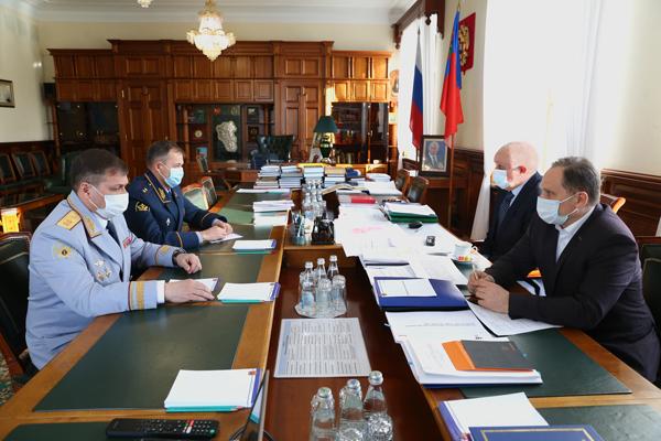 В Администрации Кузбасса прошла рабочая встреча губернатора региона Сергея Цивилева с заместителем директора ФСИН России Александром Хабаровым и начальником ГУФСИН Кузбасса Константином Березневым