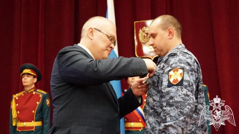 Губернатор Кировской области Александр Соколов вручил государственную награду сотруднику Росгвардии Антону Богдановичу