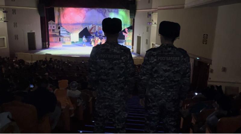 Росгвардия обеспечила безопасность детей во время проведения Елки Главы Тувы