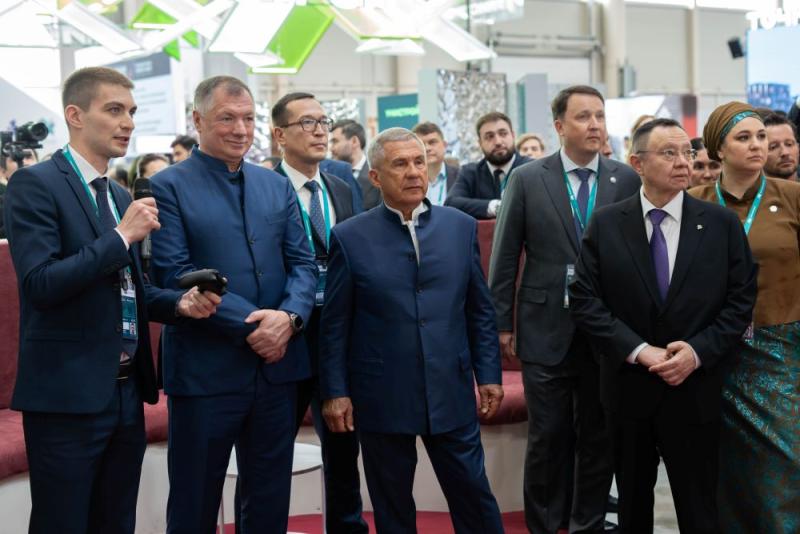 Рустам Минниханов и Марат Хуснуллин протестировали виртуальный макет ЖК «Батталовский» от «Суварстроит» на International Property Market 2026